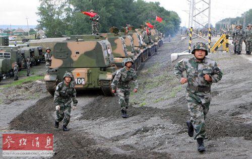 8月3日,參加中俄聯合軍演“和平使命-2013”的解放軍陸軍部隊抵達俄羅斯車里雅賓斯克州。(俄新社)