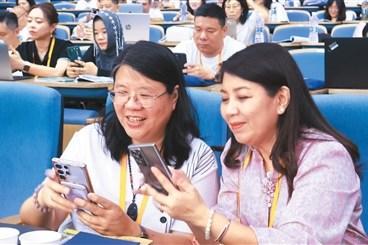 “讓華文教育在技術浪潮中煥發新生”(僑界關注)