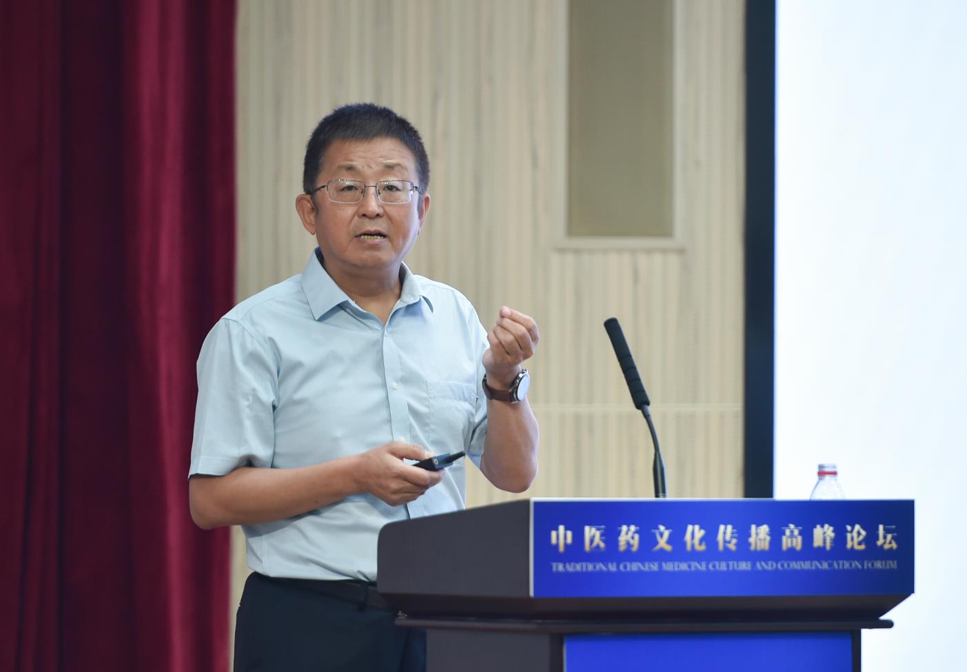 中國中醫(yī)科學院原院長、首席研究員、中國非物質(zhì)文化遺產(chǎn)保護協(xié)會副會長兼中醫(yī)藥委員會會長曹洪欣發(fā)表主旨演講。