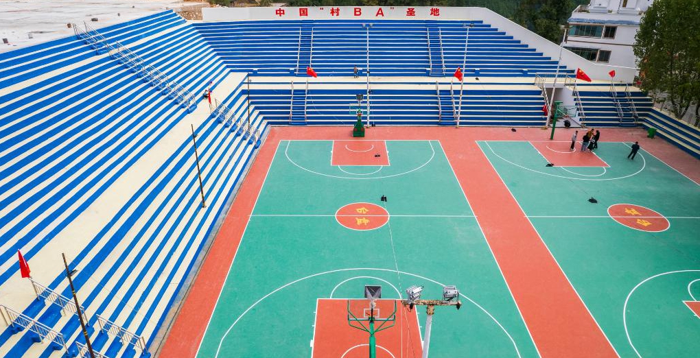 探訪“天下苗族第一縣”：“村BA”爆火背后是民族的交往交流交融<p>貴州省黔東南苗族侗族自治州臺(tái)江縣民族村寨臺(tái)盤村，對(duì)于籃球的熱愛(ài)是刻在骨子里的。見(jiàn)到村里高齡籃球愛(ài)好者陸大江時(shí)，他正打算前往“村BA”網(wǎng)紅籃球場(chǎng)了解改擴(kuò)建后的最新進(jìn)展，“我家里還有球衣和籃球，新球場(chǎng)弄好后要約上老伙計(jì)們?nèi)ヒ徽癸L(fēng)采。”<p>