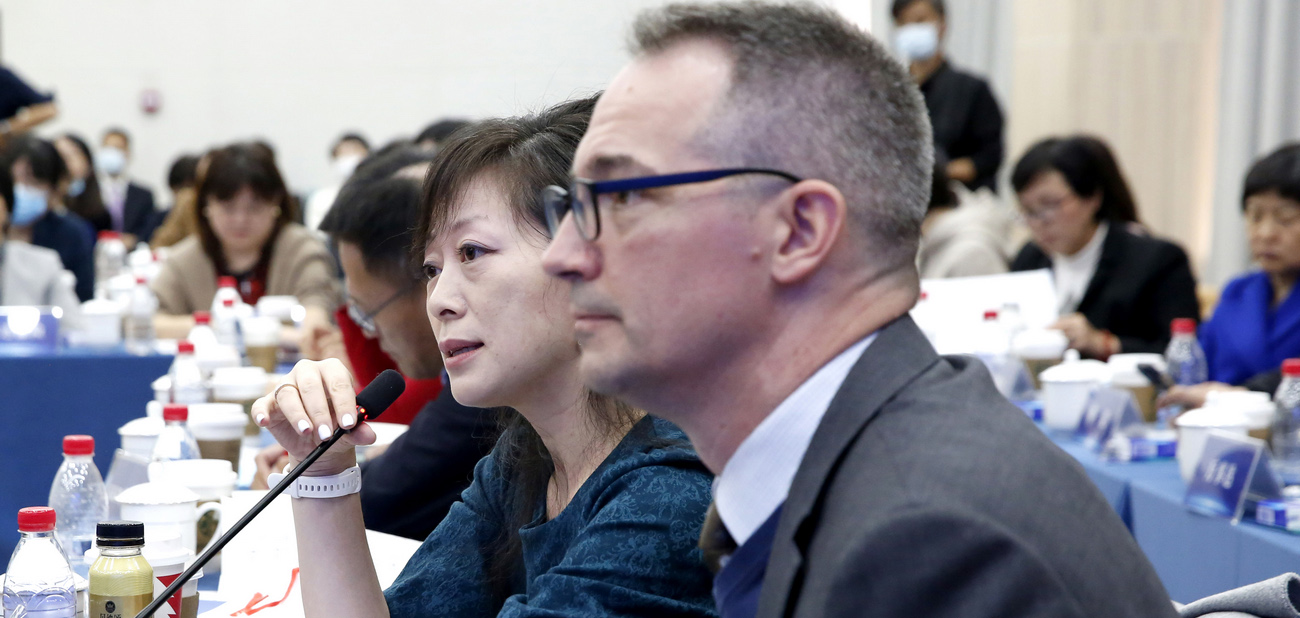 中國(guó)擴(kuò)大高水平開放決心不變 外企稱更看好中國(guó)市場(chǎng)<p>    企業(yè)代表表示，通過聆聽圓桌會(huì)關(guān)于黨的二十大報(bào)告的詳細(xì)解讀，對(duì)于報(bào)告重點(diǎn)內(nèi)容有了更深入更全面的掌握和理解，更加提振了在華投資的信心。<p>