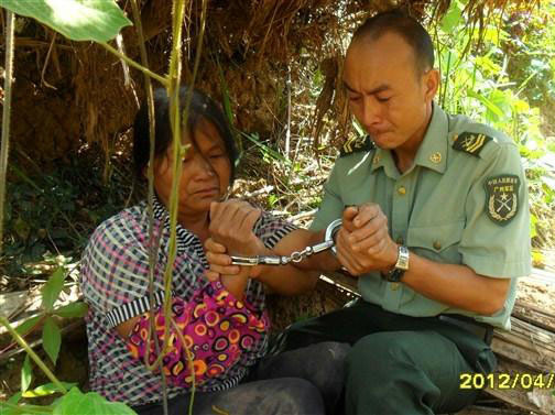網曝軍人回家探親拍攝強拆被戴手銬強行逮捕(圖)