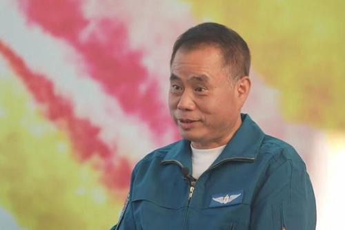 殲-15首飛前夜，他們?yōu)楹我堅囷w員吃飯？