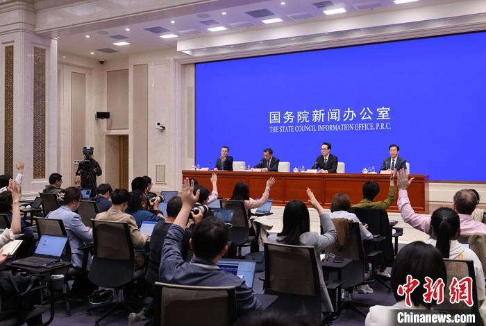 4月17日，中國國務(wù)院新聞辦公室在北京舉行新聞發(fā)布會，國家發(fā)展改革委副主任劉蘇社，副秘書長、國民經(jīng)濟綜合司司長袁達，政策研究室主任金賢東解讀宏觀經(jīng)濟形勢和政策，并答記者問。 <a target='_blank' href='/'>中新社</a>記者 楊可佳 攝