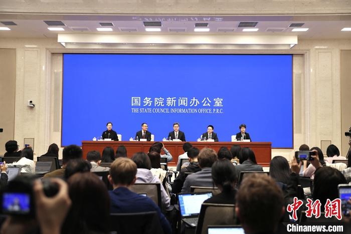 10月12日,中國國務院新聞辦公室在北京舉行新聞發(fā)布會,財政部部長藍佛安、財政部副部長廖岷、財政部副部長王東偉、財政部副部長郭婷婷介紹“加大財政政策逆周期調節(jié)力度、推動經濟高質量發(fā)展”有關情況,并答記者問。 <a target='_blank' href='/'>中新社</a>記者 王紫儒 攝
10月12日,中國國務院新聞辦公室在北京舉行新聞發(fā)布會,財政部部長藍佛安、財政部副部長廖岷、財政部副部長王東偉、財政部副部長郭婷婷介紹“加大財政政策逆周期調節(jié)力度、推動經濟高質量發(fā)展”有關情況,并答記者問。 <a target='_blank' href='/'>中新社</a>記者 王紫儒 攝