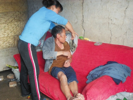 女子為照顧養父與丈夫離婚籌資搭屋避雨陷困境