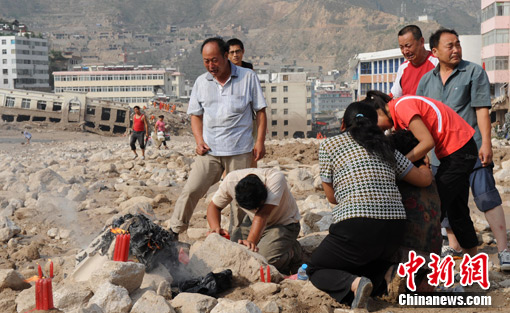 甘肅舟曲泥石流:幸存者淚祭遇難親人