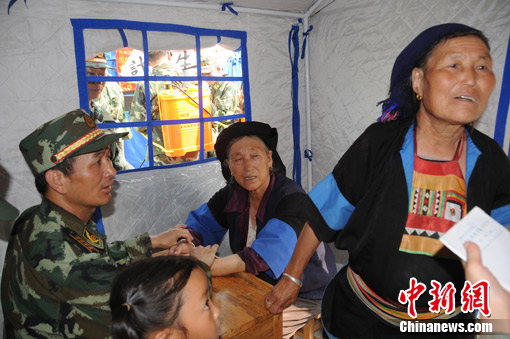 云南邊防總隊在舟曲泥石流災區參與搶險救災