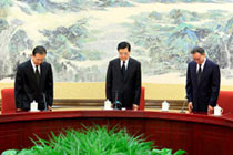 胡錦濤等向在舟曲特大泥石流中遇難的同胞默哀