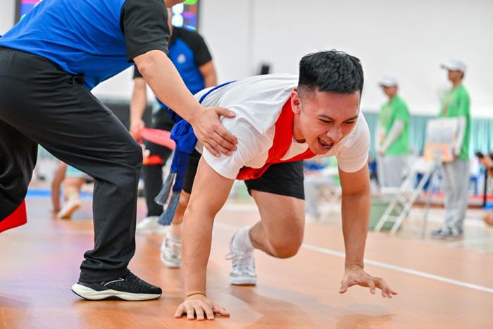 “大象拔河”！一場(chǎng)力與技的較量